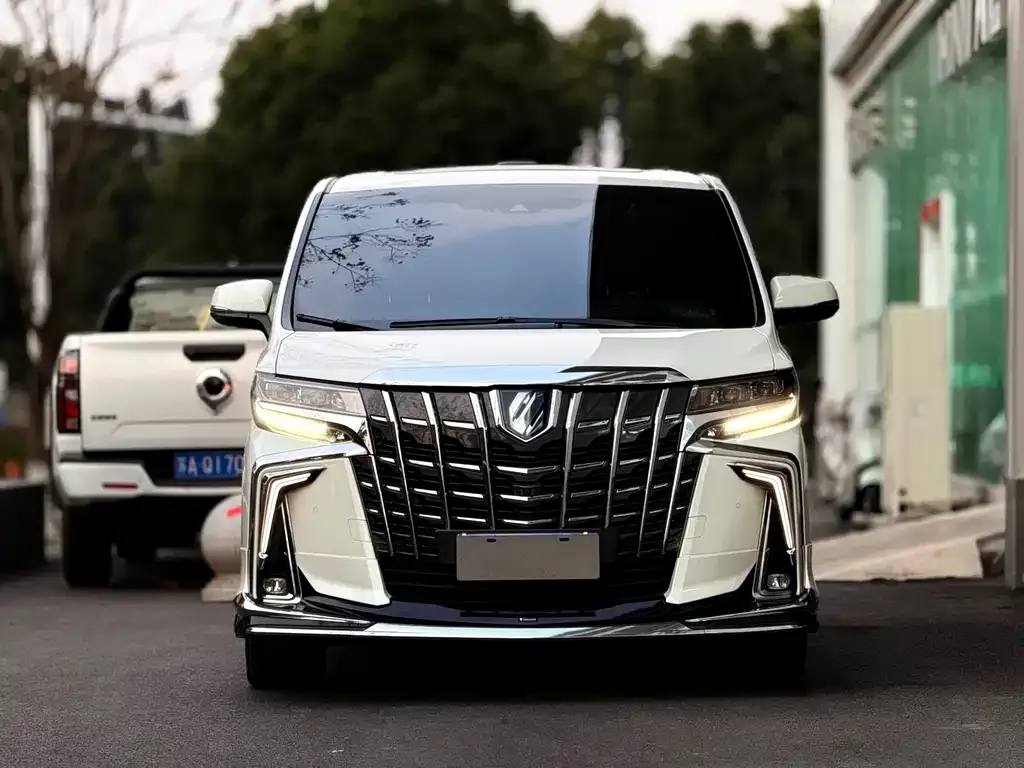 Toyota Alphard — фото 4
