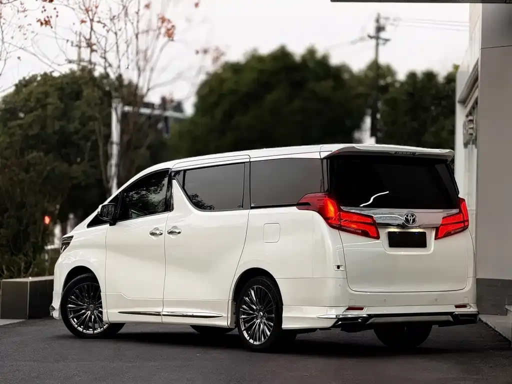 Toyota Alphard — фото 2