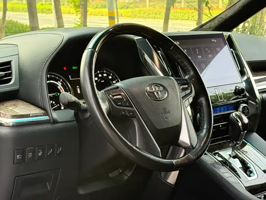 Toyota Alphard — фото 6