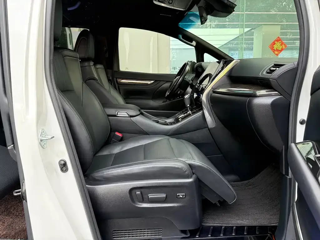 Toyota Alphard — фото 9