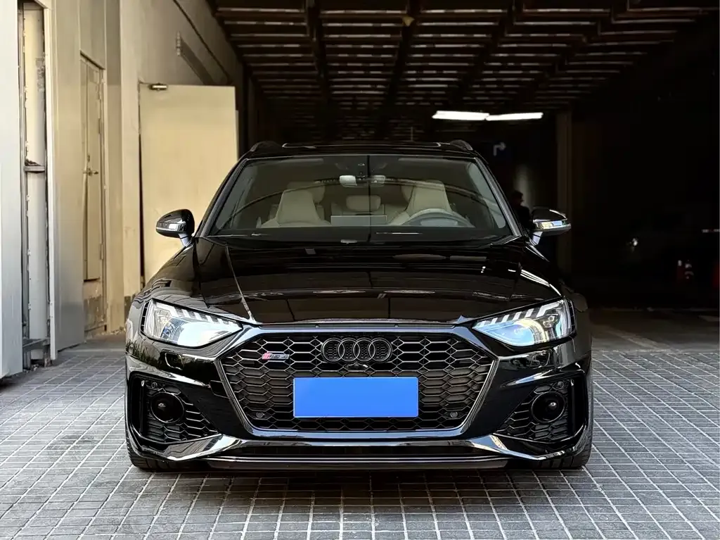 Audi RS 4 — фото 1