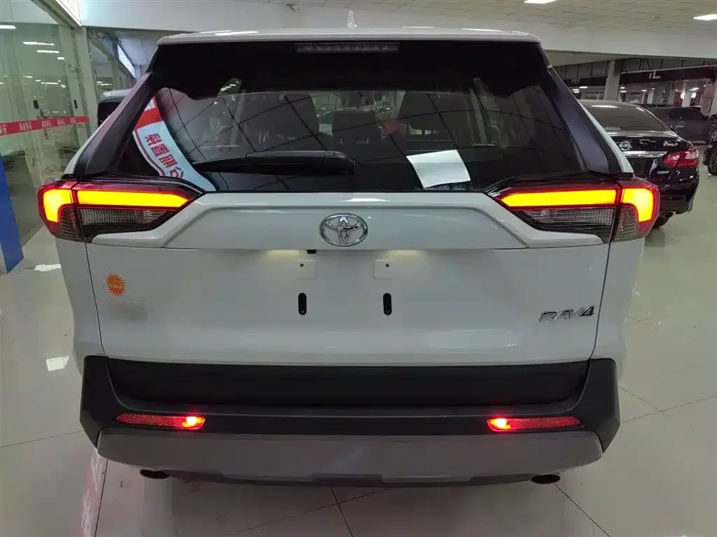Toyota RAV4 — фото 6