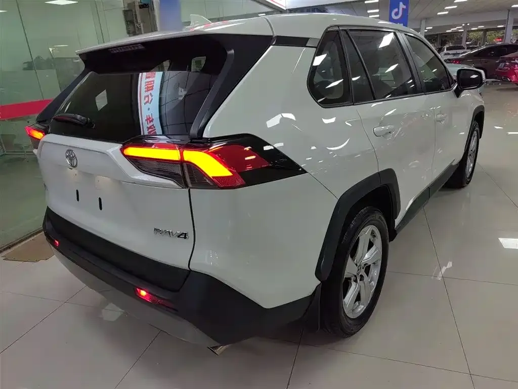 Toyota RAV4 — фото 7