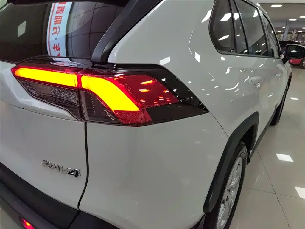 Toyota RAV4 — фото 8