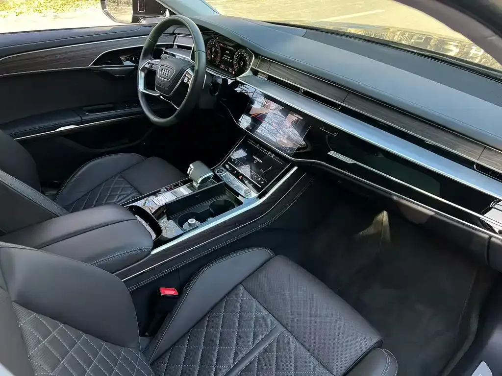 Audi A8 — фото 7