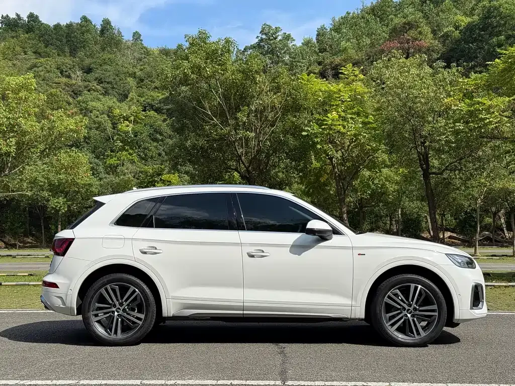 Audi Q5L — фото 10