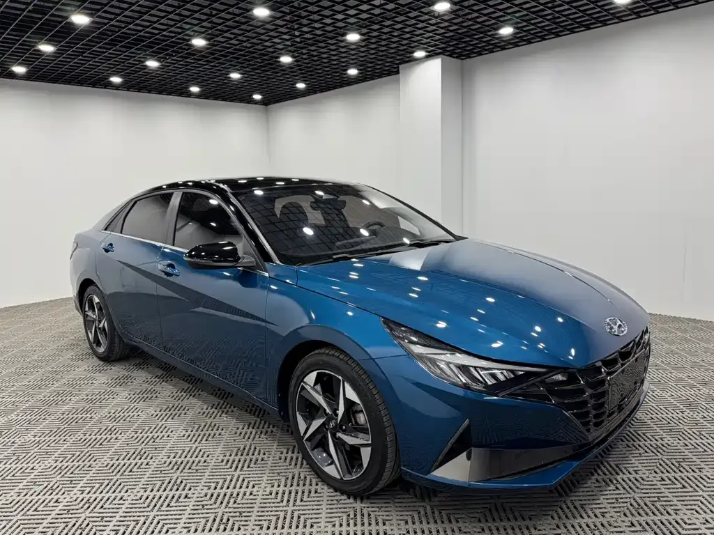 Hyundai Elantra — фото 1