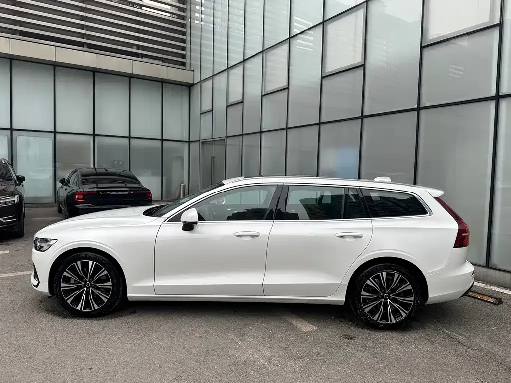 Volvo V60 2025 из CN, фото 2