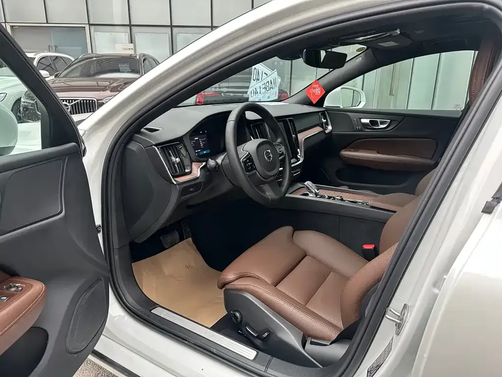 Volvo V60 2025 из CN, фото 4