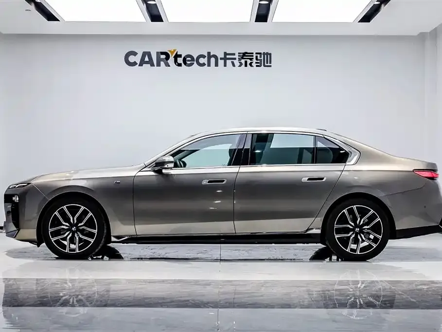 BMW 7 Series — фото 9