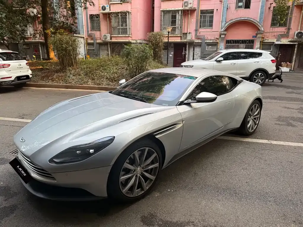 Aston Martin DB11 2024 из CN, фото 10