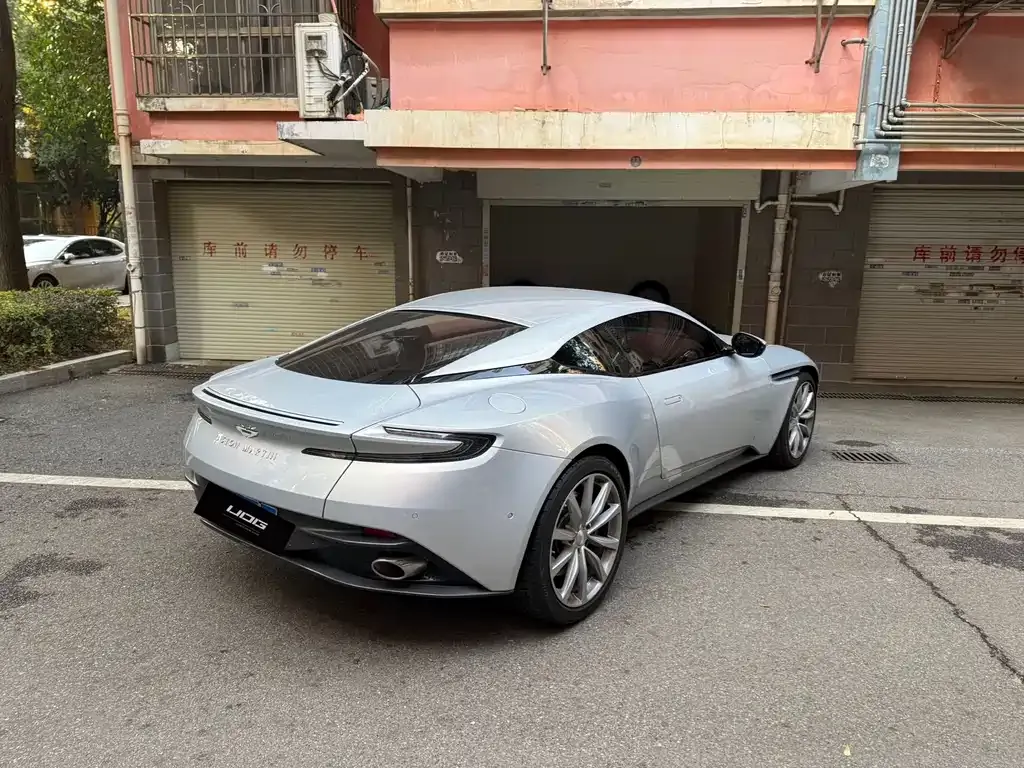 Aston Martin DB11 2024 из CN, фото 9