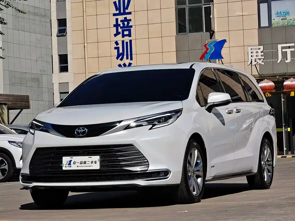 Toyota Sienna — фото 1