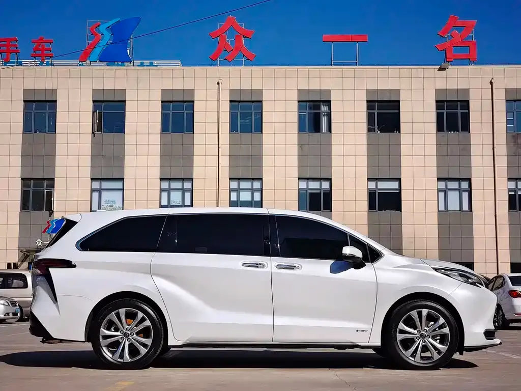 Toyota Sienna — фото 10