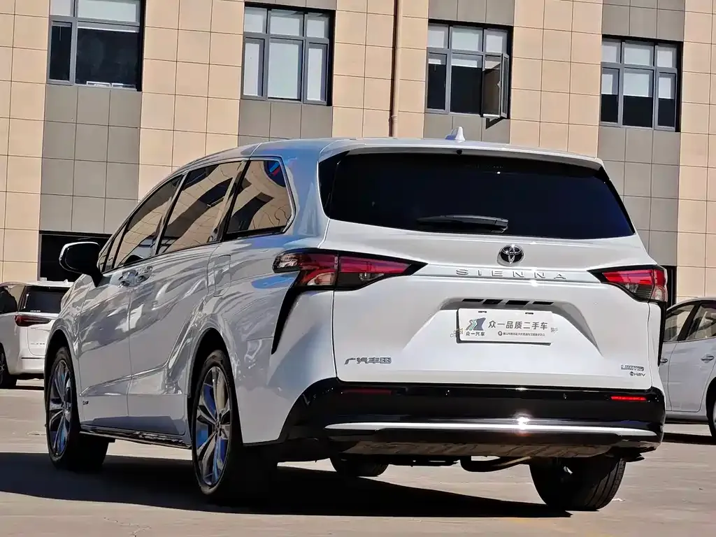 Toyota Sienna — фото 9