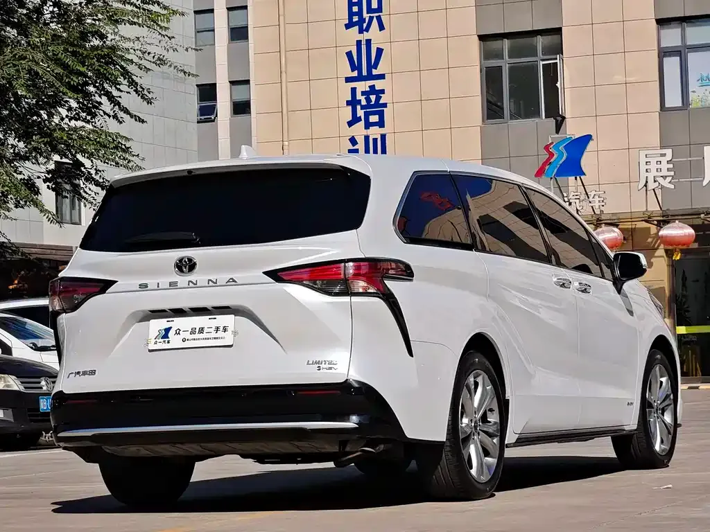 Toyota Sienna — фото 7