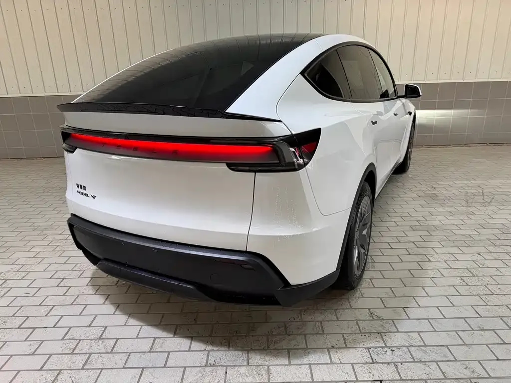 Tesla Model Y L — фото 7
