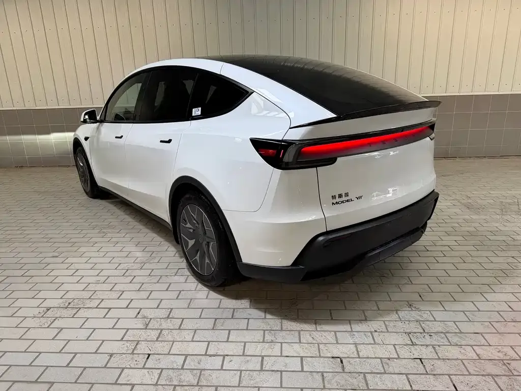 Tesla Model Y L — фото 10
