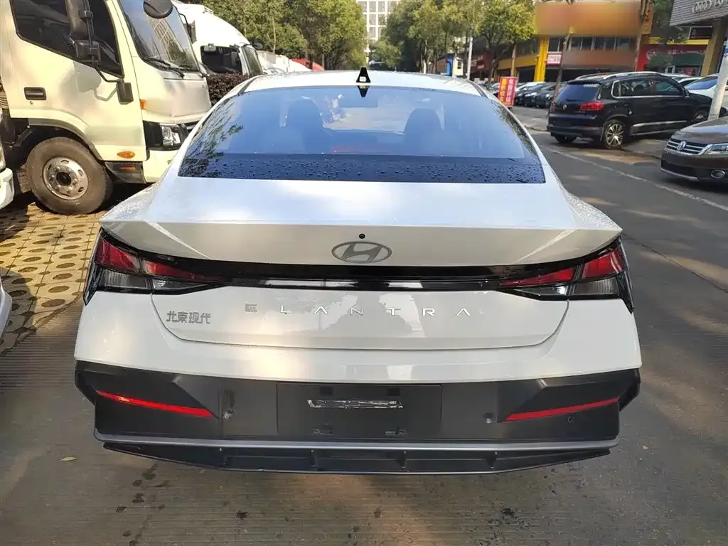 Hyundai Elantra — фото 7