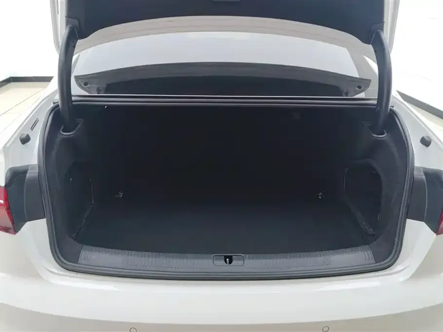 Audi A4L 2023 из CN, фото 4