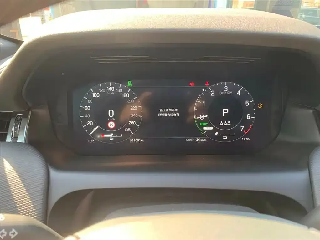 Land Rover Discovery Sport Hybrid — фото 2