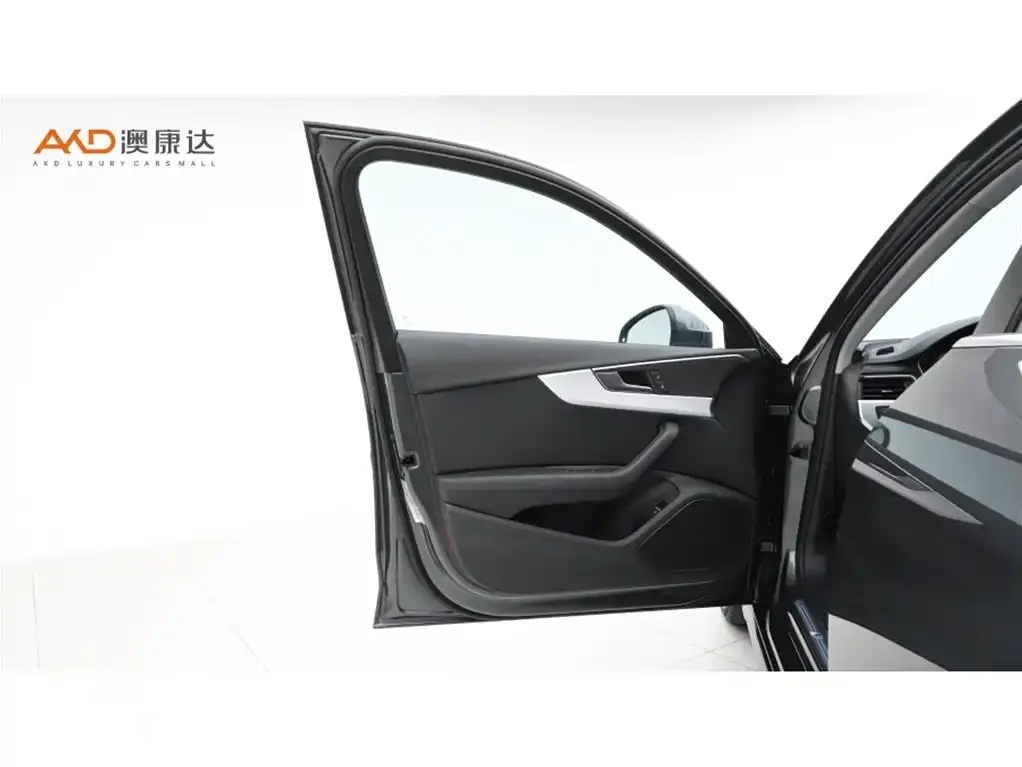 Audi A4L 2023 из CN, фото 3