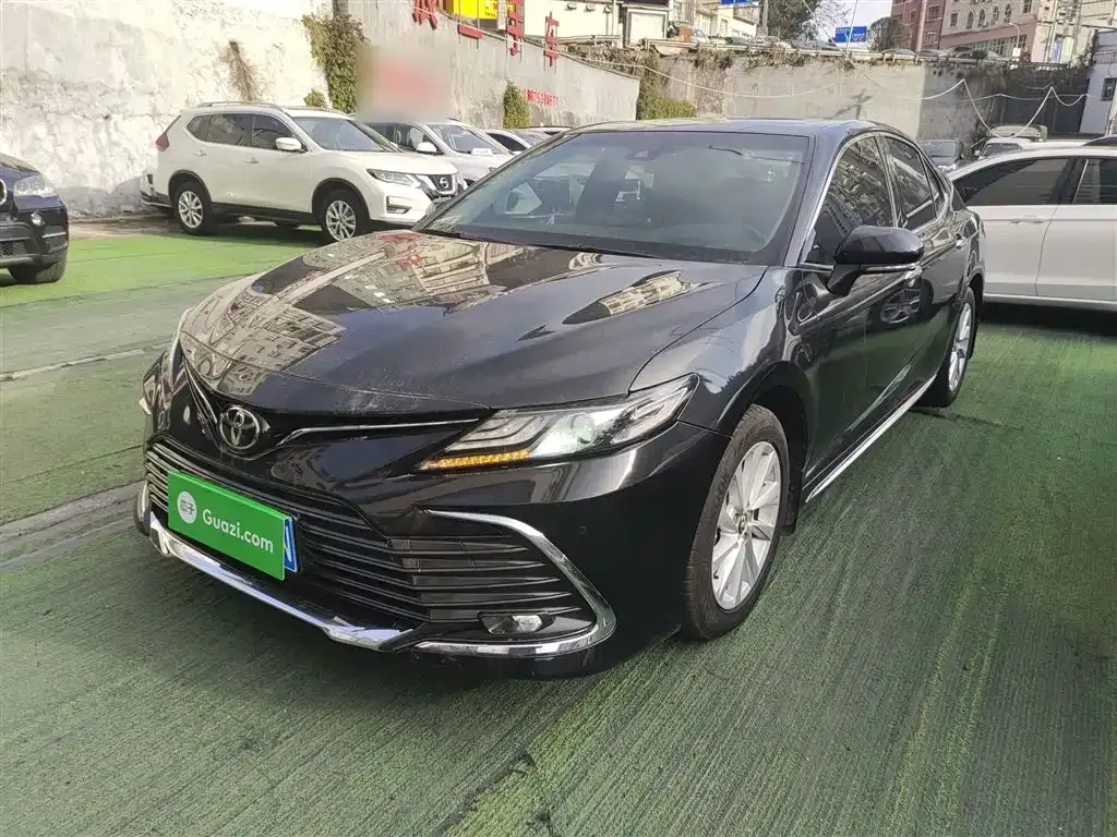Toyota Camry — фото 1