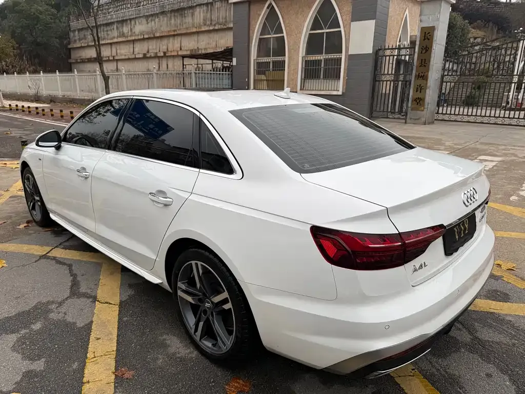 Audi A4L 2021 из CN, фото 9