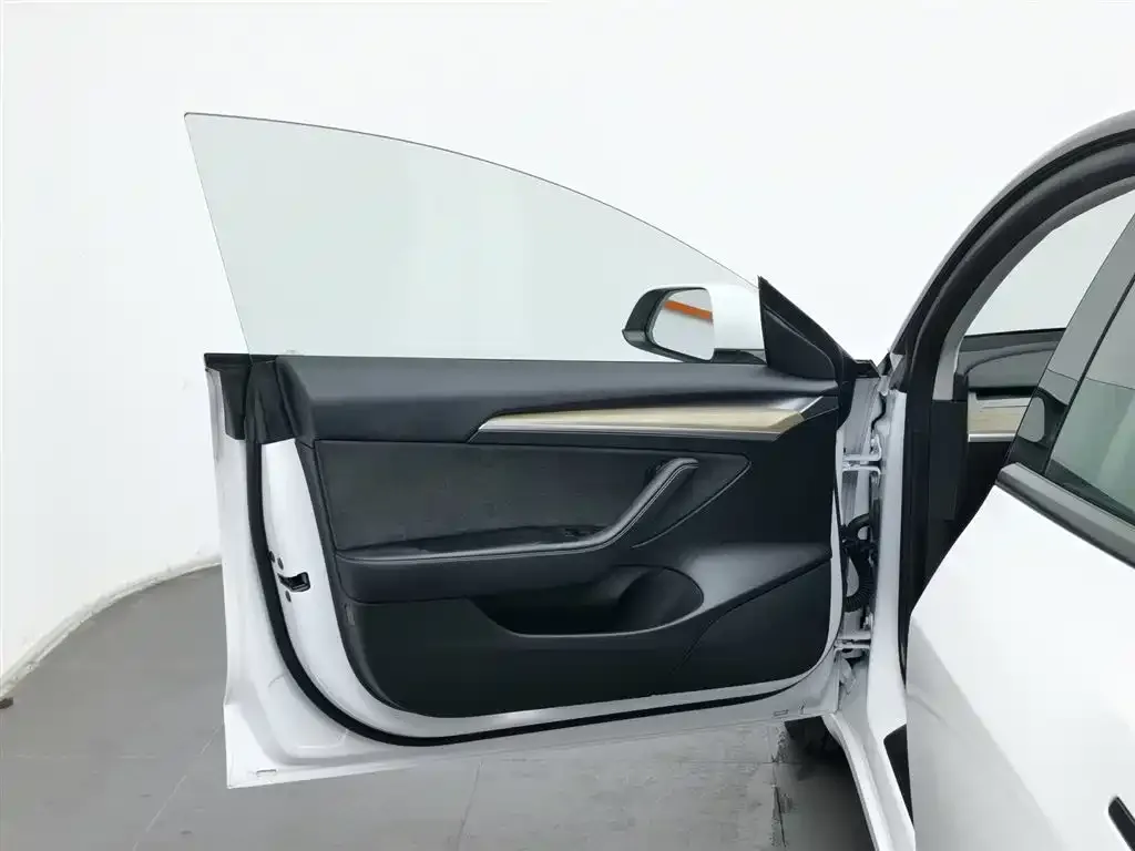 Tesla Model 3 — фото 4