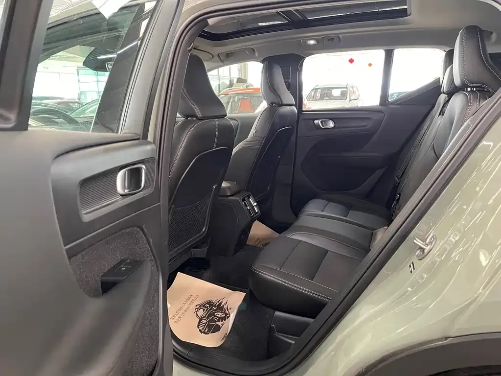 Volvo XC40 — фото 10