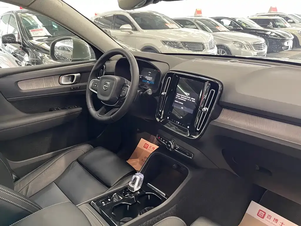 Volvo XC40 — фото 9