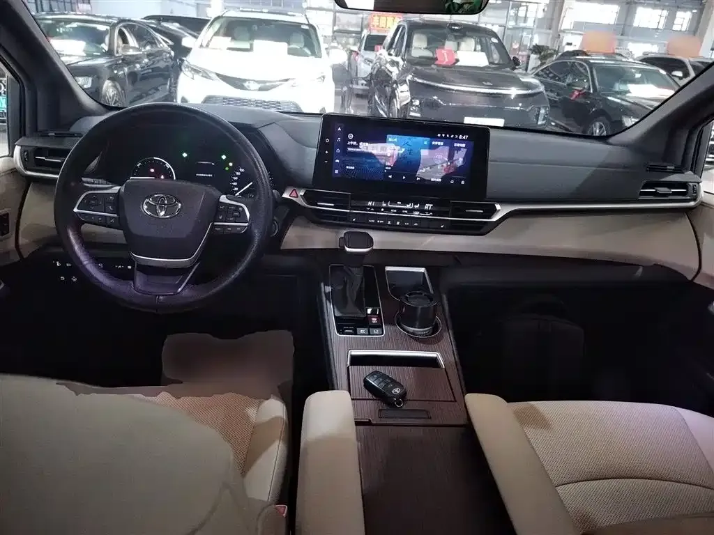 Toyota Granvia 2023 из CN, фото 8