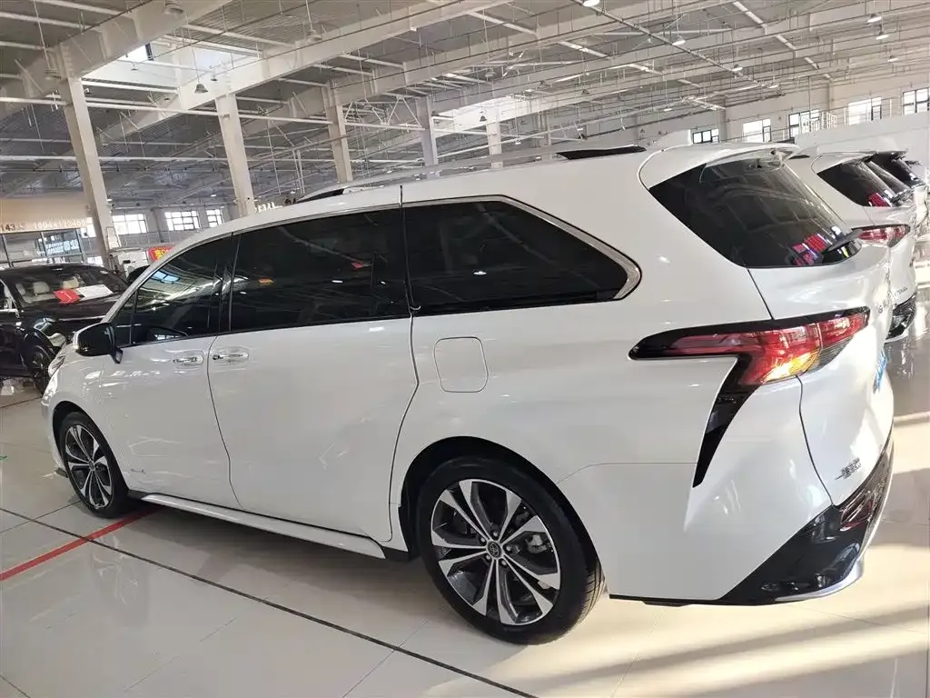 Toyota Granvia 2023 из CN, фото 4
