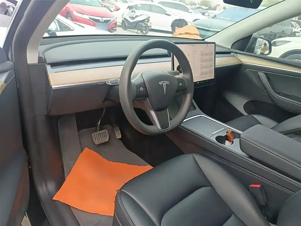 Tesla Model Y — фото 10
