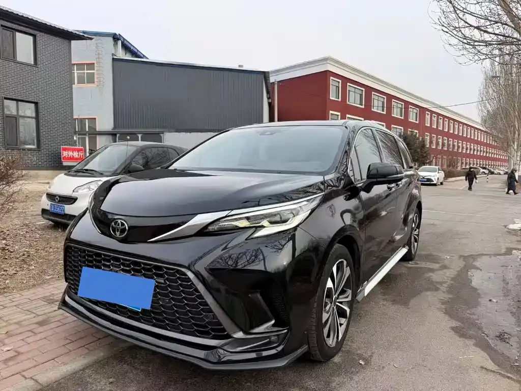 Toyota Granvia — фото 1