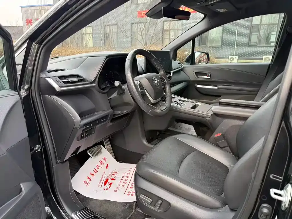 Toyota Granvia — фото 3