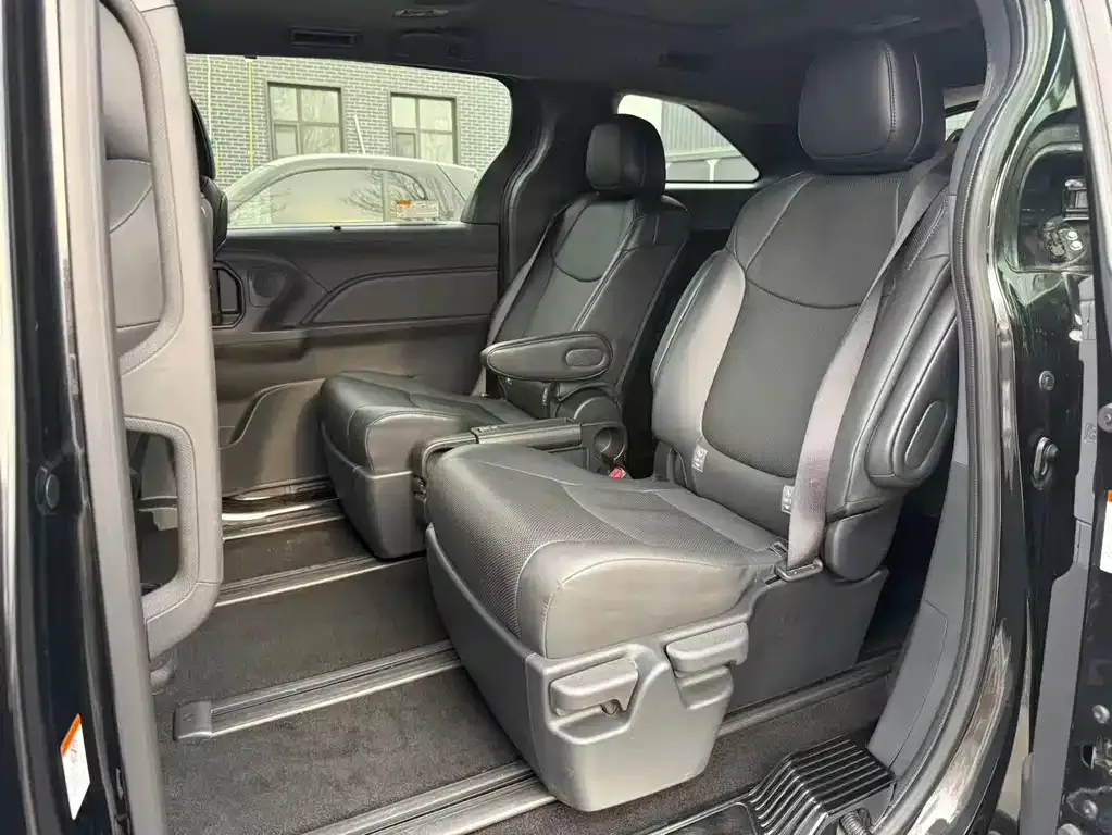 Toyota Granvia — фото 2