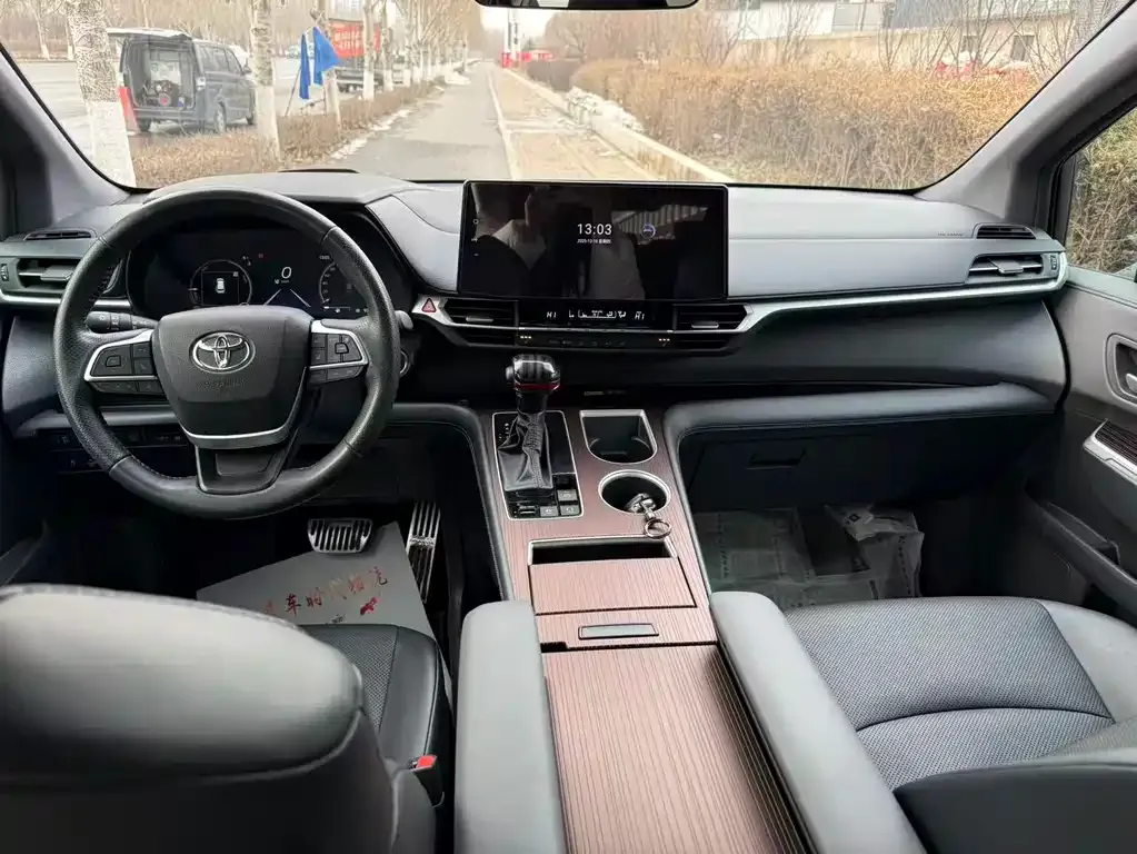 Toyota Granvia — фото 7
