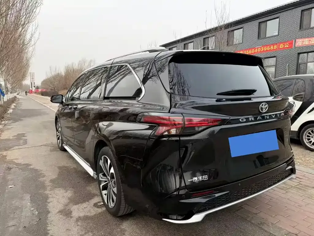 Toyota Granvia — фото 8
