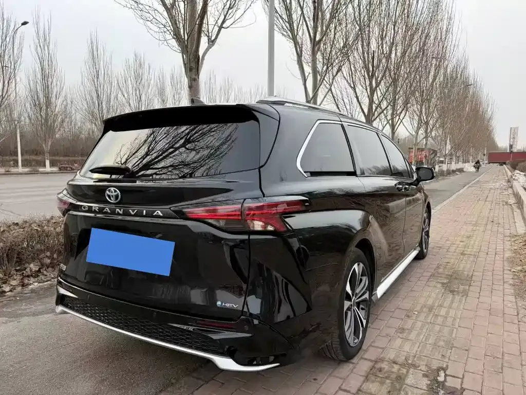 Toyota Granvia — фото 4