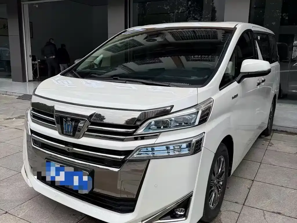 Toyota Vellfire — фото 1