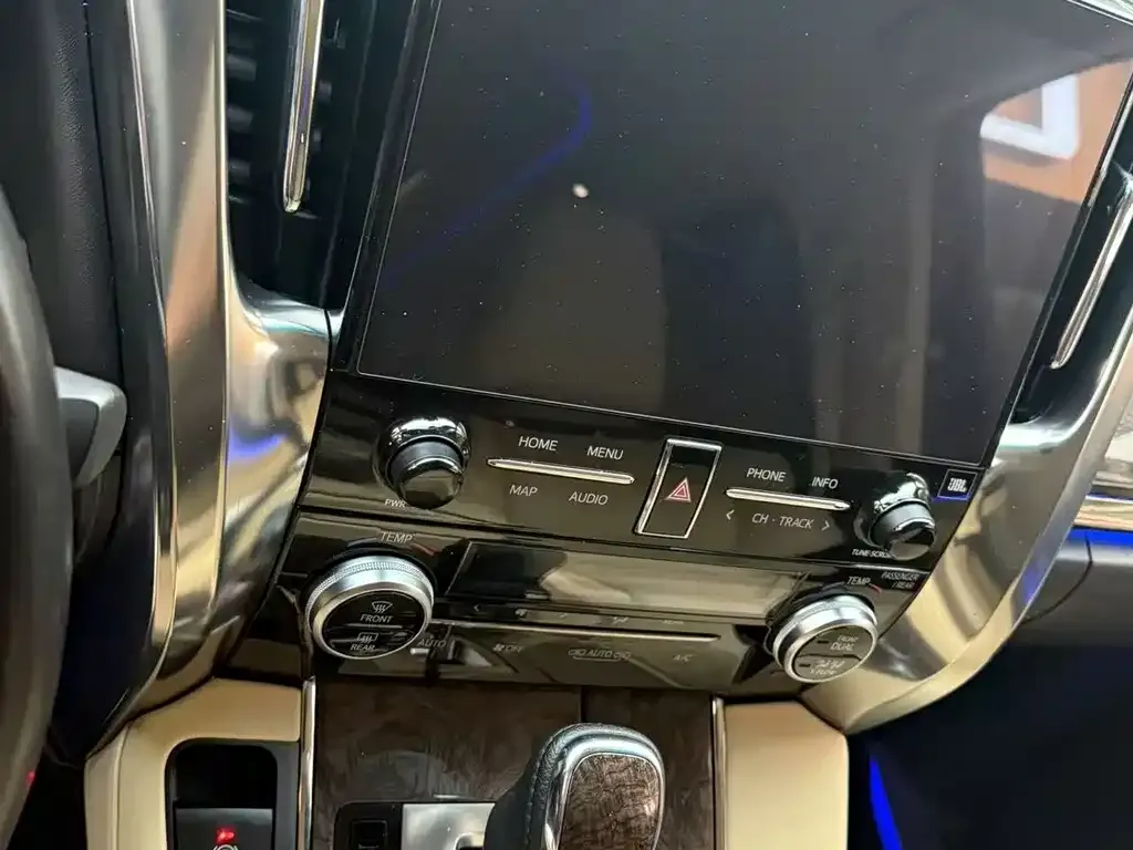 Toyota Vellfire — фото 3