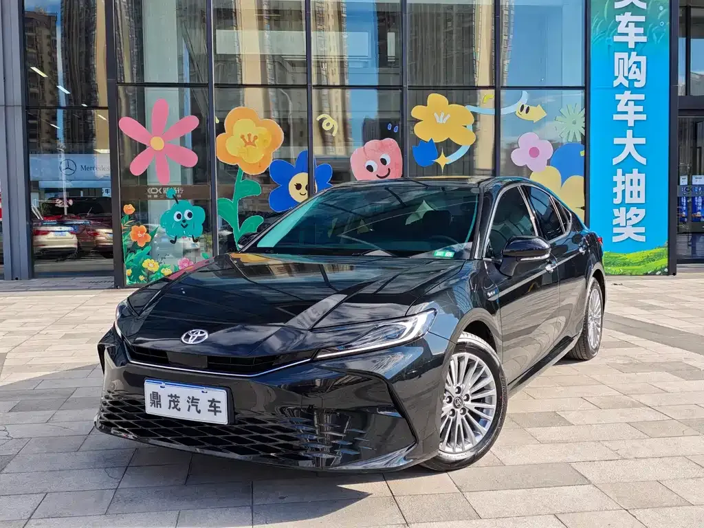 Toyota Camry — фото 1
