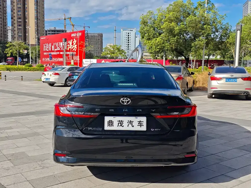 Toyota Camry — фото 8