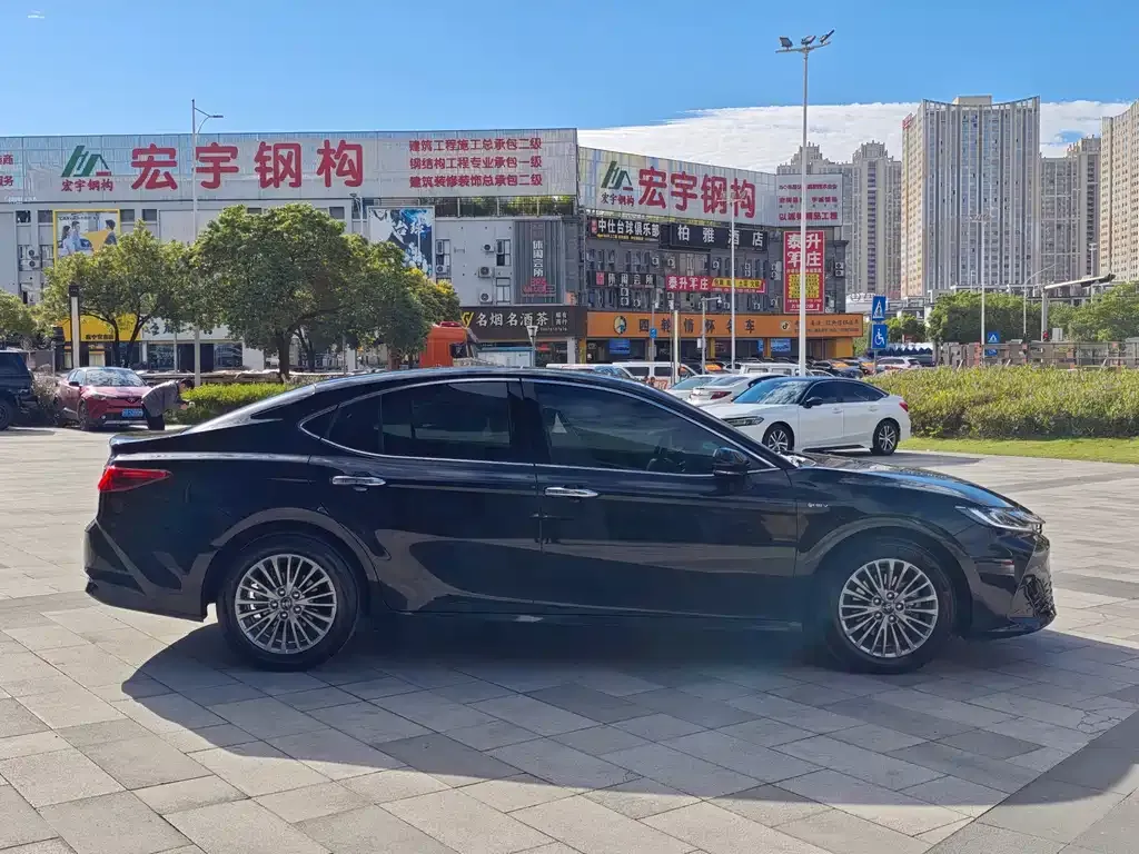Toyota Camry — фото 2