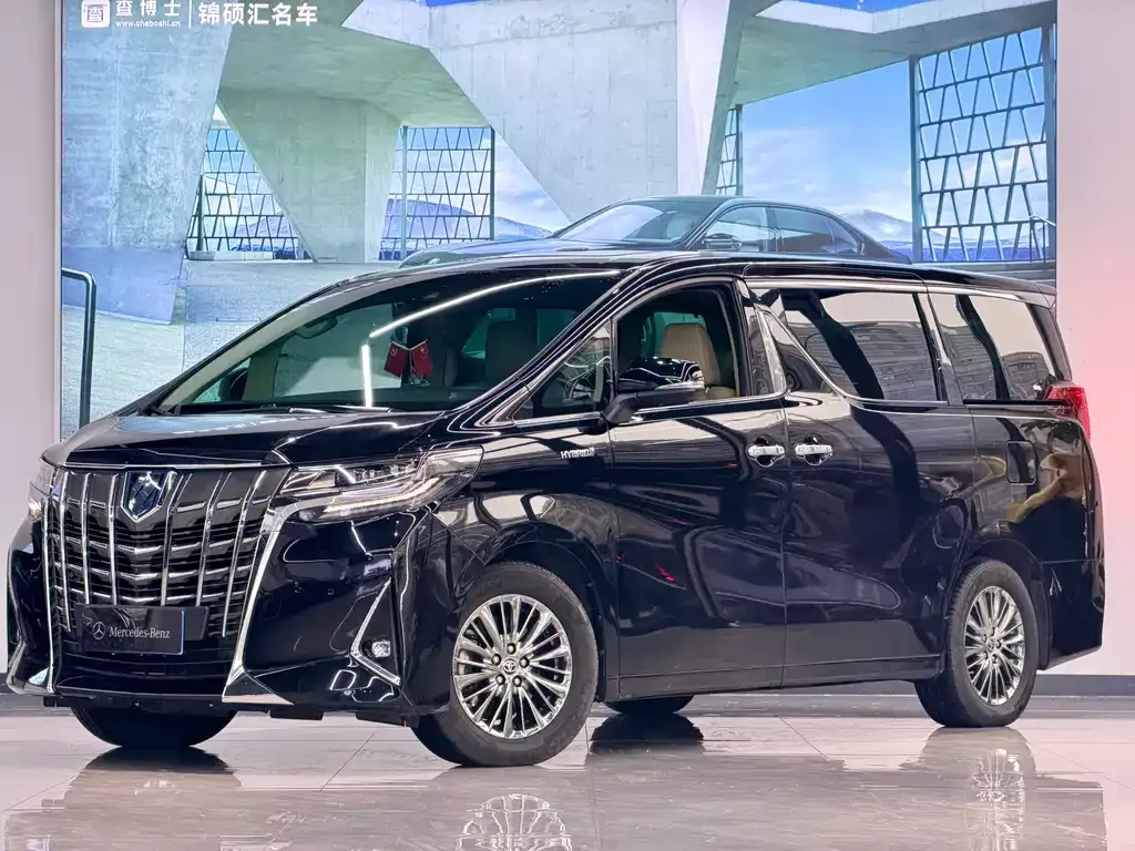 Toyota Alphard — фото 1