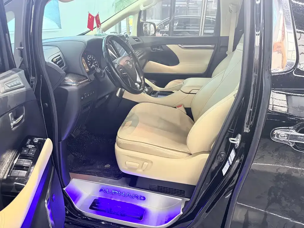 Toyota Alphard — фото 6