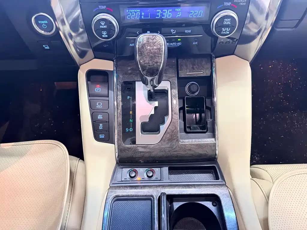 Toyota Alphard — фото 8