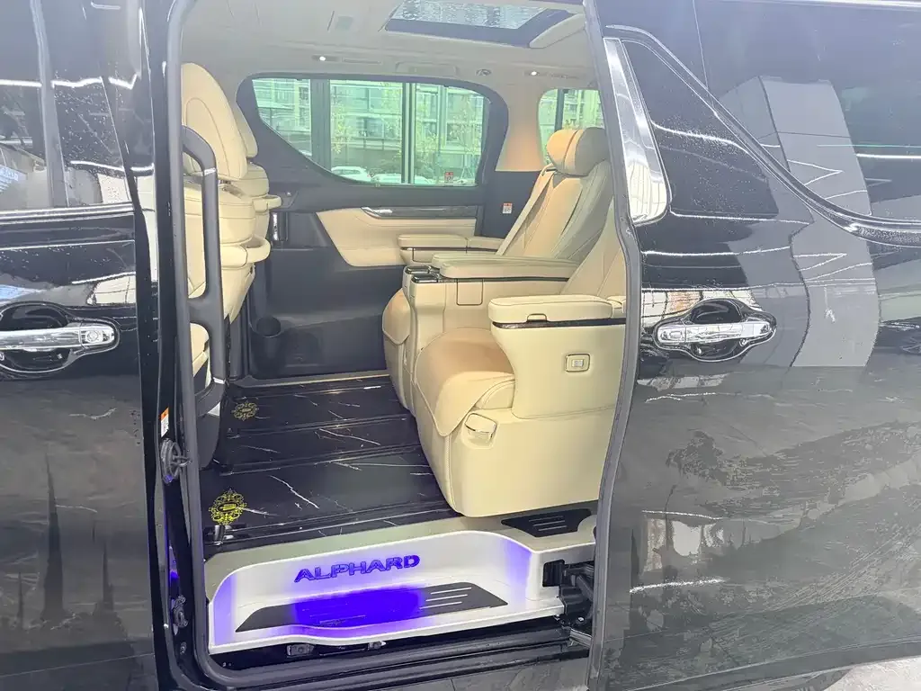 Toyota Alphard — фото 7