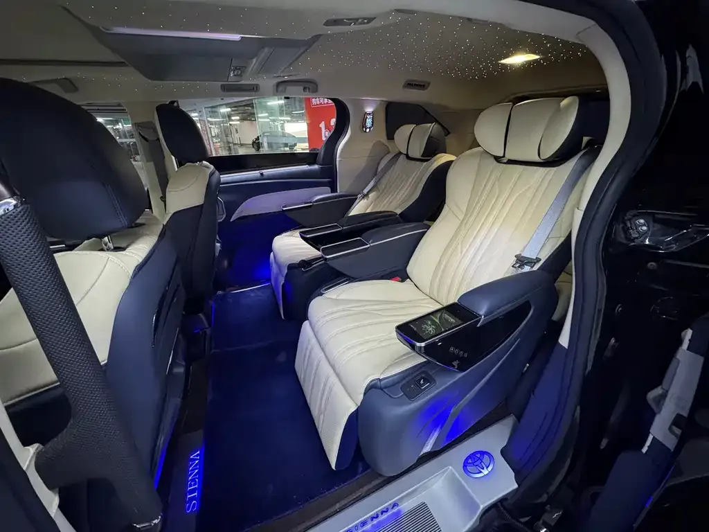 Toyota Sienna — фото 2
